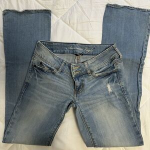 American Eagle Artist Light Wash Distressed Women's Stretch 5-Pocket Denim Jeans